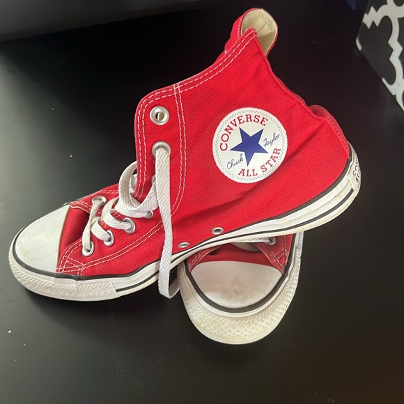 Red converse - Picture 2 of 3